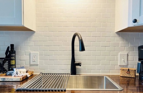 Pittsburgh Apartment | Walkable to Acrisure & North Side; newly renovated with excellent Wifi