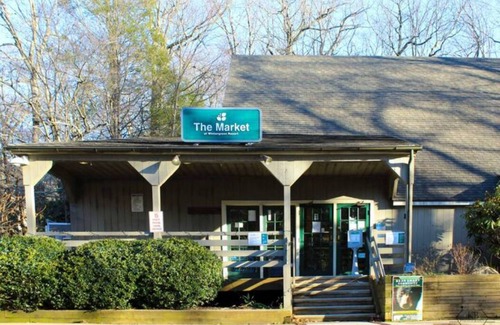 Wintergreen Condo | Walking Distance to Ski Slopes! Cozy Condo that sleeps 4!