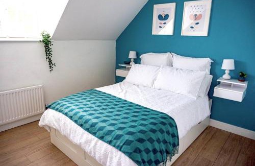 Bury St Edmunds House | Walking distance to hospital and town with free off-road parking