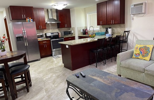Diamond Head - Kapahulu - St. Louis House | Walking Distance for 2Br X 2Bath Near Waikiki Beach Resort Area.