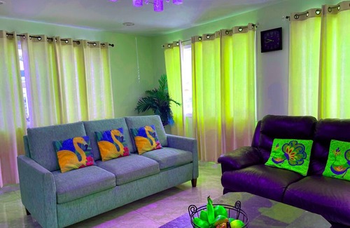 Diamond Head - Kapahulu - St. Louis House | Walking Distance for 2Br X 2Bath Near Waikiki Beach Resort Area.