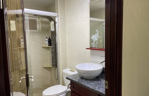 Diamond Head - Kapahulu - St. Louis House | Walking Distance for 2Br X 2Bath Near Waikiki Beach Resort Area.