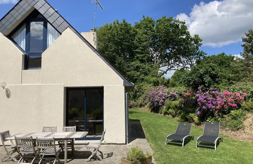 Fouesnant House | Walking distance to beaches and shops