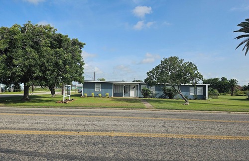 Matagorda House | Walking distance to food, ice, bars, 3-bedroom 2 ba house in Matagorda sleeps 8
