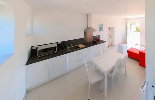 Plouharnel House | Walking distance to Sainte Barbe beach. 3 bright bedrooms, 2 bathrooms, enclosed garden.