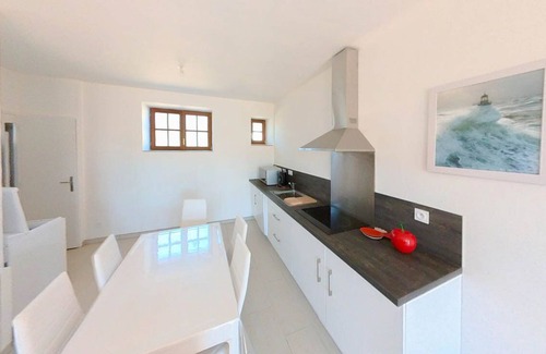 Plouharnel House | Walking distance to Sainte Barbe beach. 3 bright bedrooms, 2 bathrooms, enclosed garden.