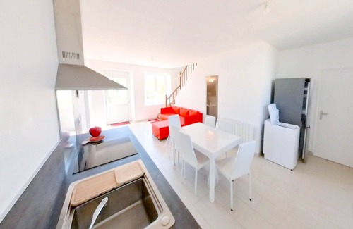 Plouharnel House | Walking distance to Sainte Barbe beach. 3 bright bedrooms, 2 bathrooms, enclosed garden.