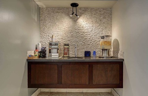 Uptown Apartment | Walking Distance to Galleria | October Perks