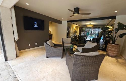 Houston Apartment | Walking Distance to Galleria 2BR 2BA Trendy Condo