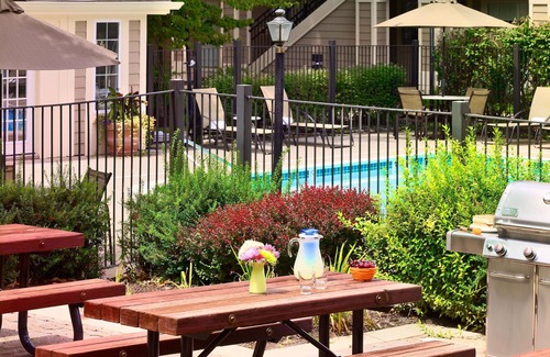 The Galleria Apartment | Walking distance to Gerald D. Hines Waterwall Park! FREE Parking & Breakfast!