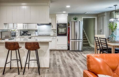 Brenham House | Walking distance to historic downtown Brenham!