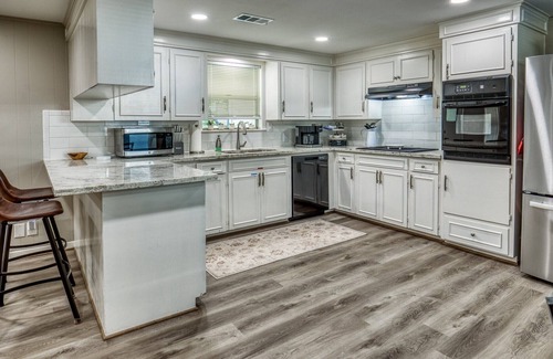 Brenham House | Walking distance to historic downtown Brenham!