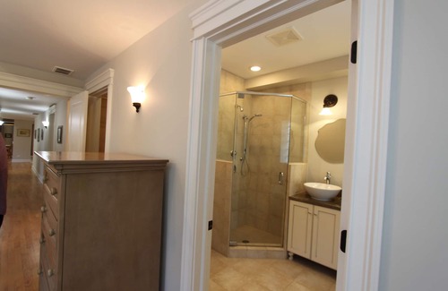 Rogers Park Condo | Walking distance to Lake Michigan, shops and restaurants.