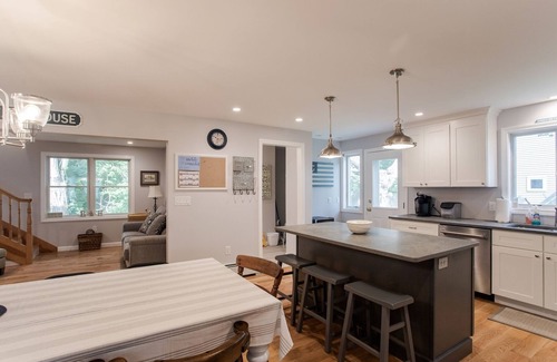 York Beach House | Walking distance to Long Sands