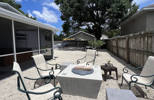 Fruitville House | Walking distance to shopping, centrally located fenced in 4 bedroom home