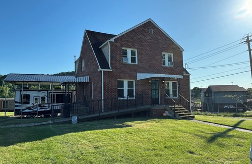 Dunbar House | Walking Distance to Shawnee Soccer Complex