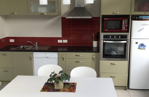 Oakura House | Walking distance to the beach, sunny, 7 year old stand alone 2 bedroom house..
