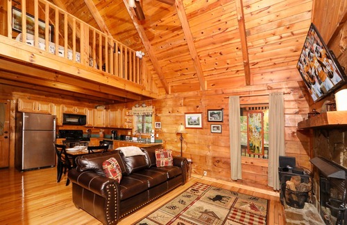 Gatlinburg - Pigeon Forge Cabin | Walking Distance to Fishing Ponds, Putt Putt, Swimming Pool & More Amenities!