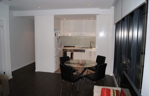 Cremorne Apartment | Walking distance to vibrant Swan Street and city sporting precinct