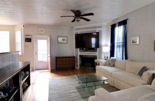 Dam Neck House | Walking distance to Something In The Water
