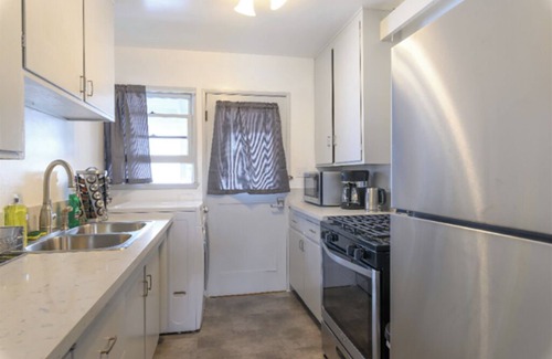 Pasadena Apartment | Walking to Market, Shops - Cozy & Large Apt in Pasadena