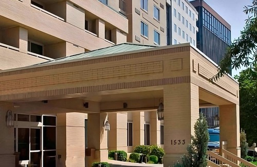 Rosslyn Apartment | Walking Tour of Lincoln Memorial! Pet-friendly Property with Self Parking!