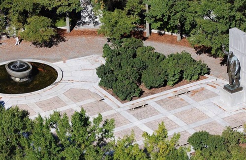 Rosslyn Apartment | Walking Tour of Lincoln Memorial! Pet-friendly Property with Self Parking!