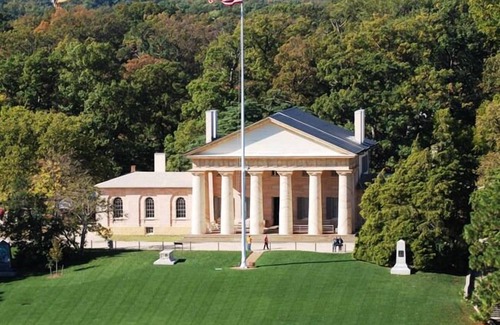 Rosslyn Apartment | Walking Tour of Lincoln Memorial! Pet-friendly Property with Self Parking!