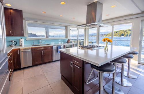 Union House | Walls of Glass Hood Canal Vacation Rental