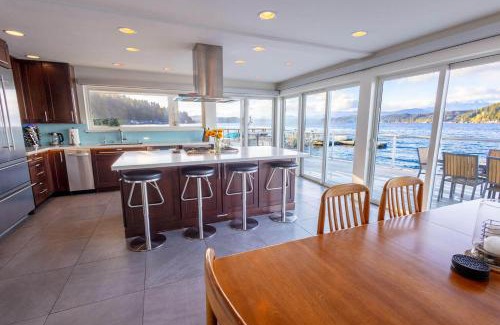 Union House | Walls of Glass Hood Canal Vacation Rental