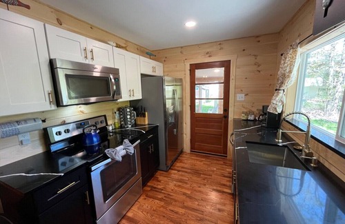 Hawley Cabin | Wally`s Cabin|New|Hot Tub|Kayaks|Firepit|Fireplace