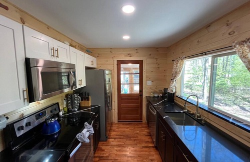 Hawley Cabin | Wally`s Cabin|New|Hot Tub|Kayaks|Firepit|Fireplace