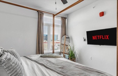 Rogers Apartment | Walmart Amp|King|Pool|Fitness|Yoga|Game Room