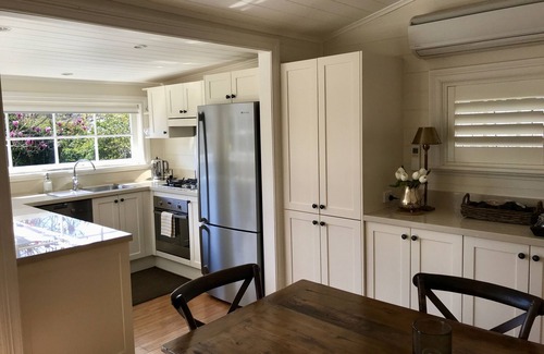 Burrawang Cottage | Walnut Cottage - Relaxing Country Charm