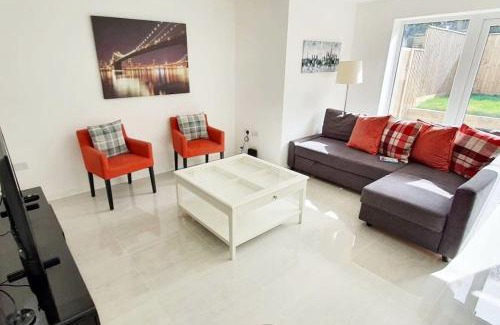 Kidlington Apartment | Walnut Flats-F2, 3-Bedroom with Garden & Patio - AC, Parking, Netflix, WIFI - Close to Oxford, Bicester & Blenheim Palace