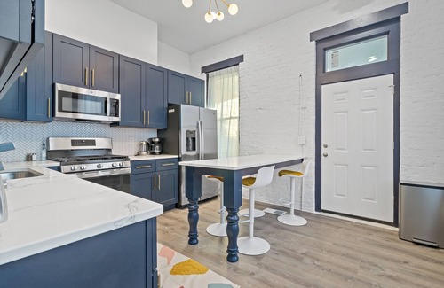 Cincinnati House | Walnut Hills Mansion-sleeps14! TVs in every room!