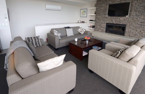 Akaroa House | Walnut Retreat - Akaroa Holiday House