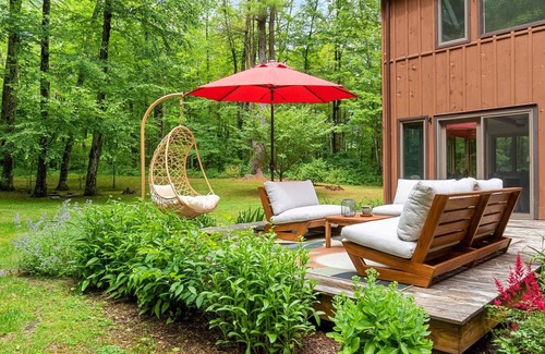Taconic House | Walt’s Place: Sun-Bathed Modern Cabin in the Woods