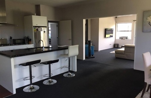 Albert Town House | Wanaka - Albert Town near River, Tracks, Pub