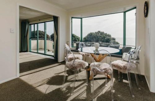 Bell Block House | Wanaka Beachouse - stay next to the sand