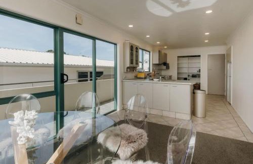 Bell Block House | Wanaka Beachouse - stay next to the sand
