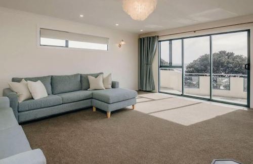 Bell Block House | Wanaka Beachouse - stay next to the sand