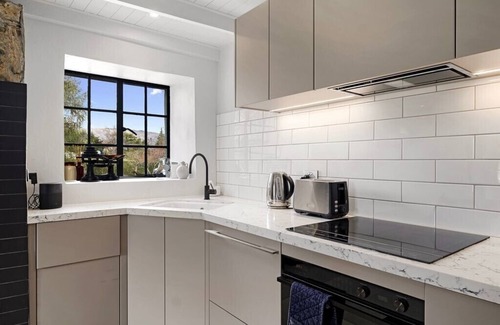 Albert Town Cottage | Wanaka Stone Cottage - Wanaka Holiday Home