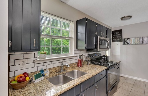 Lookout Valley Neighborhood Association House | Wanderers Nest with a hot tub!