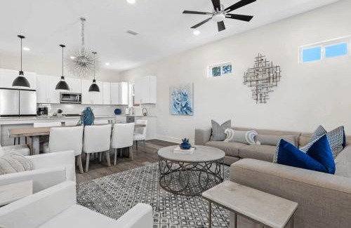 Kiska Beach House | Wanderlust by AvantStay Walk to Beach Pool New Construction
