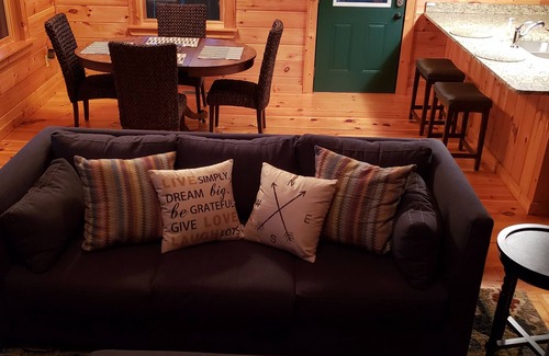 Murphy Cabin | Wanderlust! Cozy 2-bedroom cabin with Mountain Views in lovely Murphy with WiFi