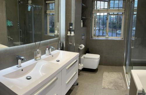Thornton House | Wandworth, South London Deluxe King Room 2