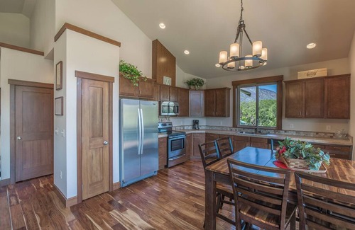 Manson House | Wapato Lake Retreat-Sleeps 6, Waterfront and dock!