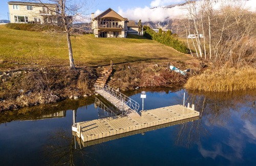 Manson House | Wapato Lake Retreat-Sleeps 6, Waterfront and dock!