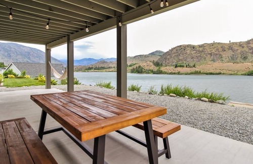 Manson House | Wapato Lake Water Front Home w/ Private Dock